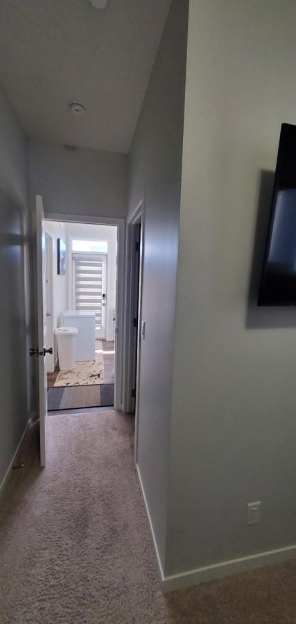Delightful 1-Bedroom Private Suite In A New Home YYC Exteriér fotografie