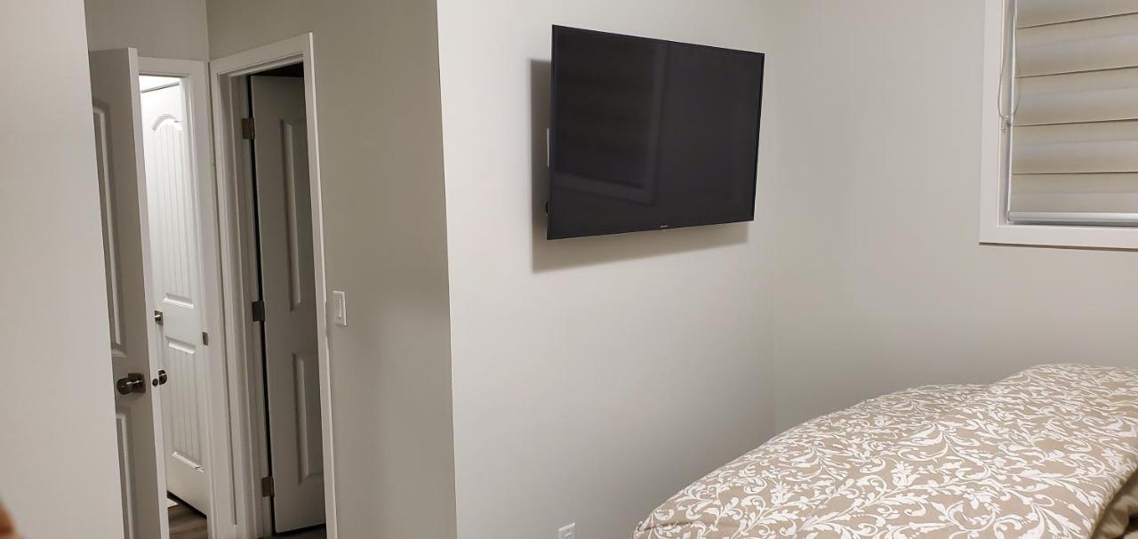 Delightful 1-Bedroom Private Suite In A New Home YYC Exteriér fotografie