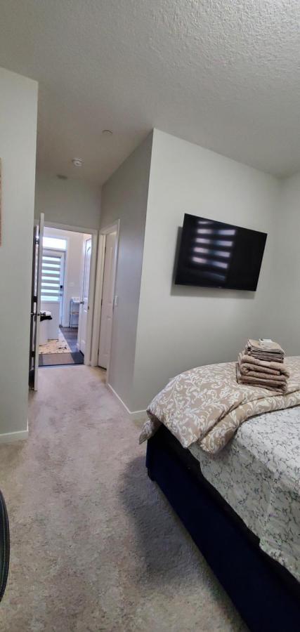 Delightful 1-Bedroom Private Suite In A New Home YYC Exteriér fotografie